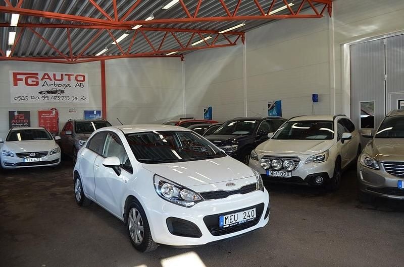 Begagnad Kia Rio 84 HK (61 kW) 2011 Vit Halvkombi