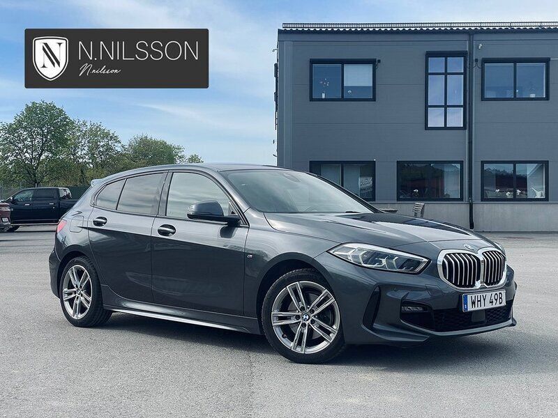 Grå Begagnad 2019 BMW 118 Shadowline Halvkombi | 239 000 kr (Dyr) - Bild 1/4