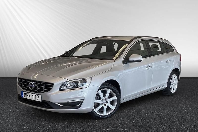 Silver Begagnad 2018 Volvo V60 Momentum Kombi | 169 800 kr (Superpris) - Bild 1/4