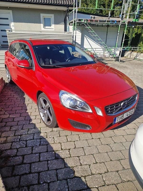 Röd Begagnad 2011 Volvo V60 Momentum Kombi | 89 900 kr (Marknadspris) - Bild 1/4
