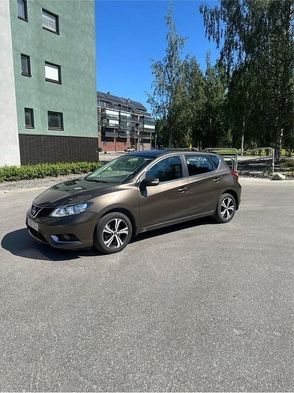 Brun Begagnad 2017 Nissan Pulsar Halvkombi | 80 000 kr (Superpris) - Bild 1/4