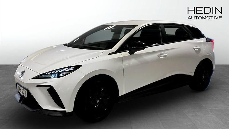 Vit (white) Begagnad 2023 MG MG4 EV Halvkombi | 259 900 kr - Bild 1/4