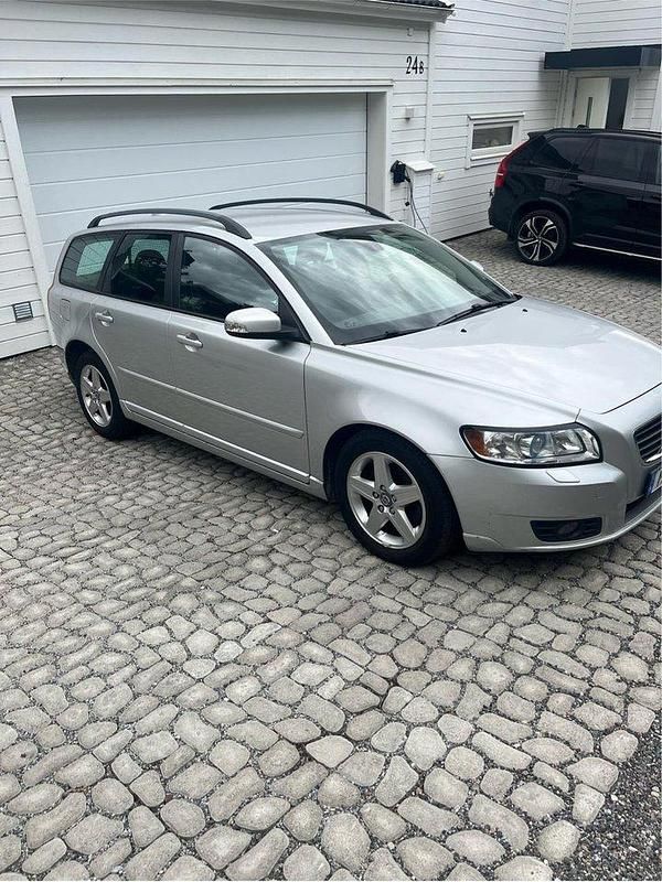 Grå Begagnad 2008 Volvo V50 Momentum Kombi | 25 000 kr (Bra pris) - Bild 1/4