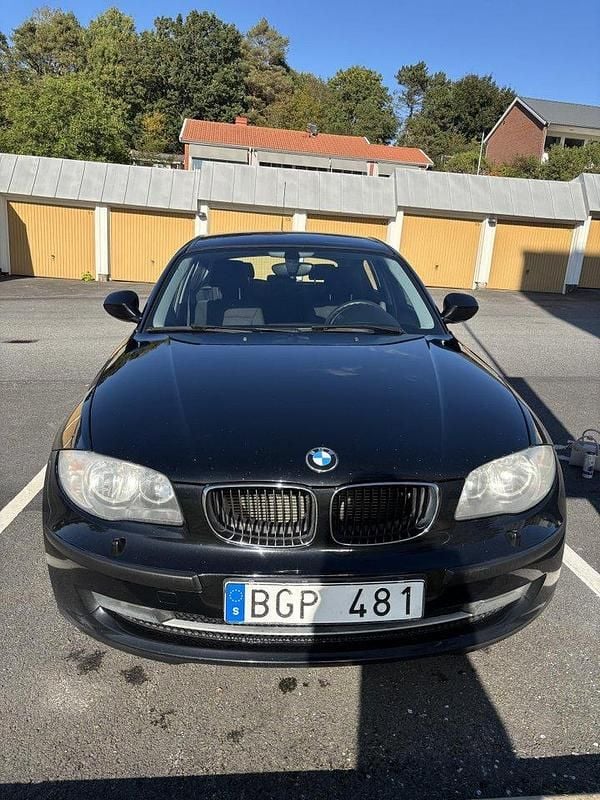 Svart Begagnad 2011 BMW 116 Halvkombi | 46 000 kr (Superpris) - Bild 1/4