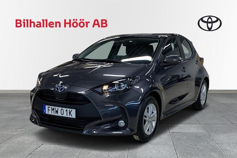 Mörkgrå (grå) Begagnad 2023 Toyota Yaris Hybrid Active Halvkombi | 229 900 kr (Marknadspris) - Bild 1/4