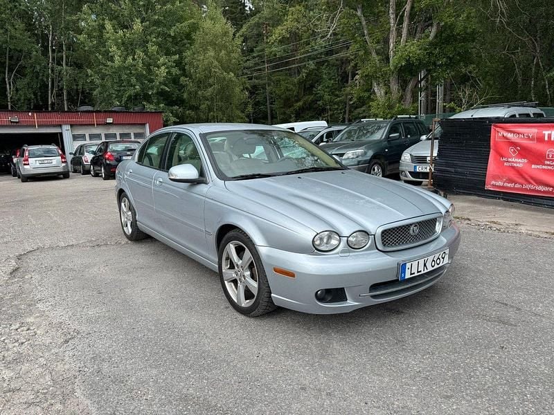 Grå Begagnad 2008 Jaguar X-type Sedan | 44 900 kr (Lite dyr) - Bild 1/4