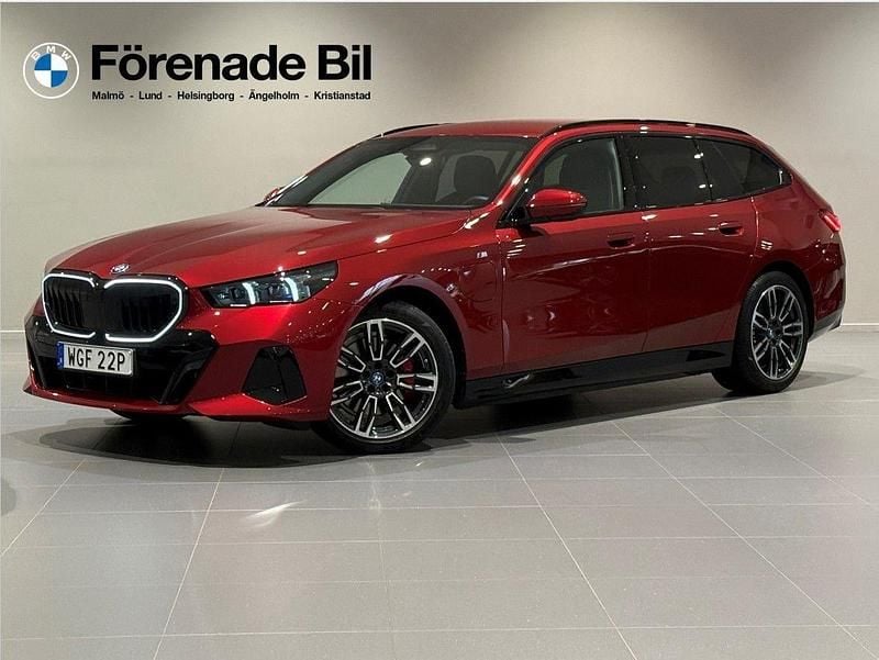 Röd (fire röd metallic) Begagnad 2025 BMW 530e M Sport Kombi | 659 000 kr (Marknadspris) - Bild 1/4