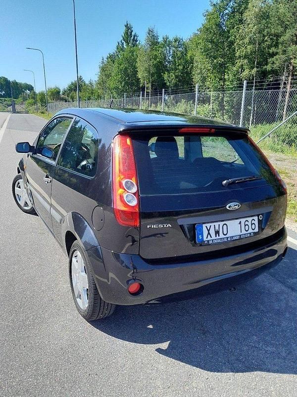Svart Begagnad 2006 Ford Fiesta Halvkombi | 18 000 kr (Bra pris) - Bild 1/3
