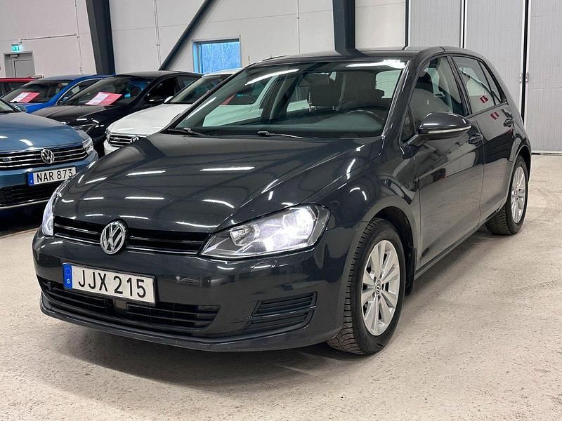 Mörkgrå Begagnad 2014 VW Golf VII Halvkombi | 124 700 kr (Marknadspris) - Bild 1/4