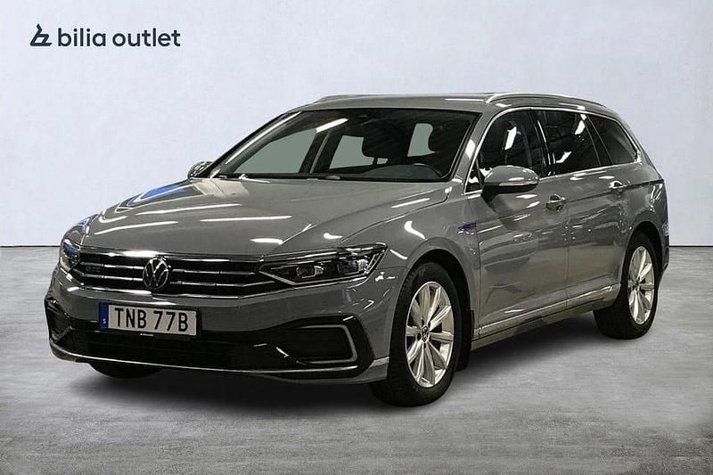 Grå Begagnad 2022 VW Passat GTE Kombi | 254 900 kr (Marknadspris) - Bild 1/3