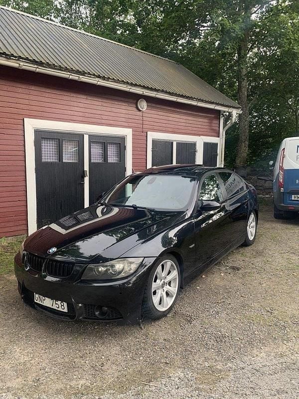 Svart Begagnad 2008 BMW 335 Comfort Edition Sedan | 59 000 kr (Superpris) - Bild 1/4