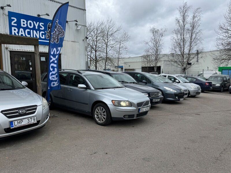 Silver Begagnad 2006 Volvo V50 Kinetic Kombi | 29 900 kr (Marknadspris) - Bild 1/4