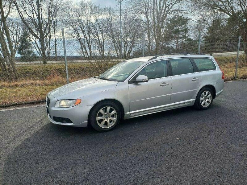 Ljusgrå (lgrå) Begagnad 2010 Volvo V70 Momentum Kombi | 79 000 kr (Lite dyr) - Bild 1/3