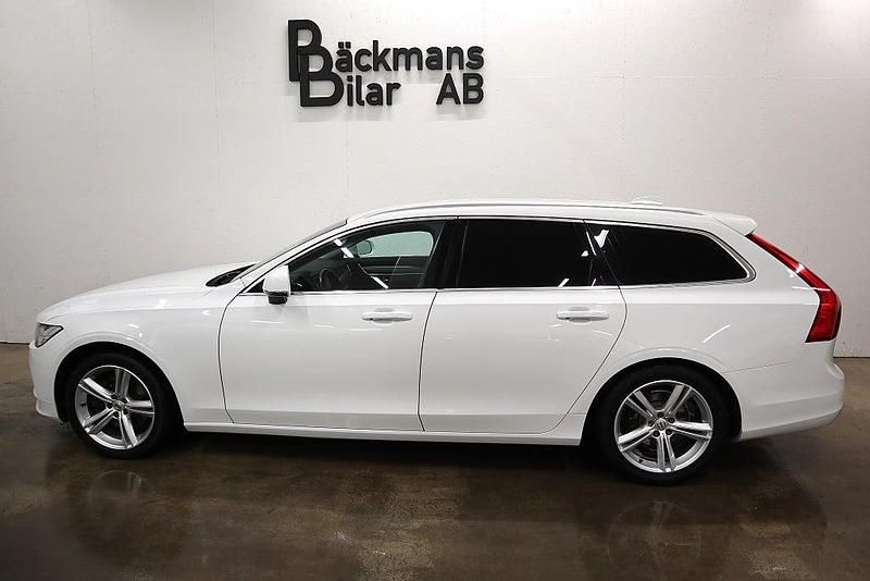 Begagnad Volvo V90 Momentum 190 HK (139 kW) 2016 Vit (ice white) Kombi