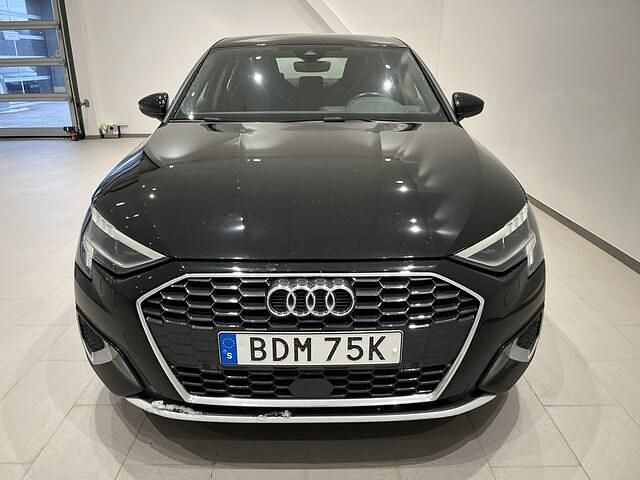Begagnad Audi A3 Advanced Plus 150 HK (110 kW) 2023 Brilliantsvart Sedan