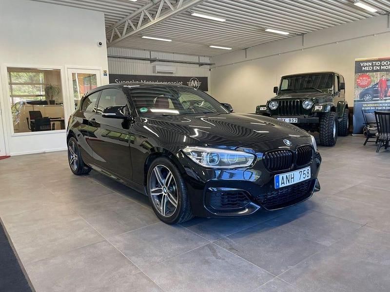 Svart Begagnad 2013 BMW M135 Halvkombi | 209 900 kr (Marknadspris) - Bild 1/4