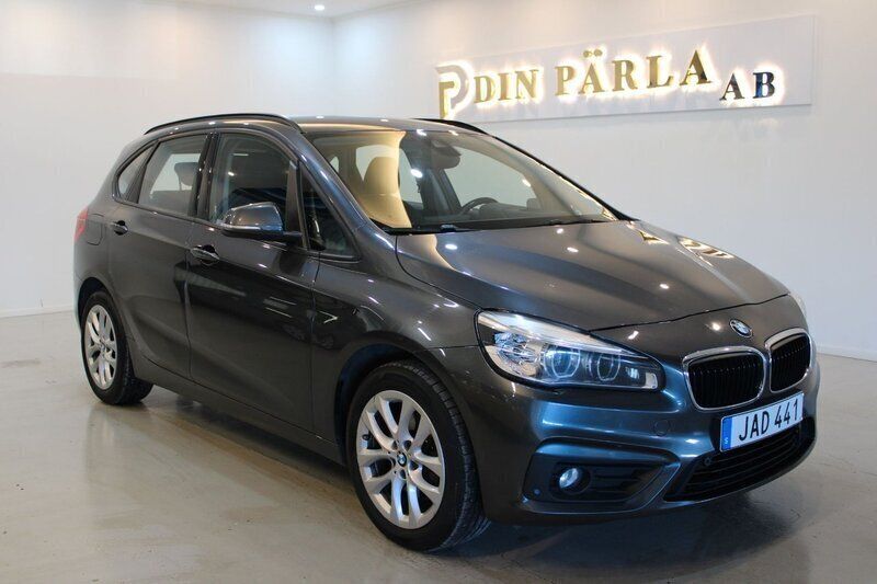 Grå Begagnad 2017 BMW 218 Active Tourer Advantage Minibuss | 109 900 kr (Marknadspris) - Bild 1/4