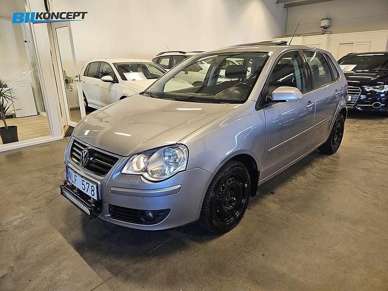 Silver metallic Begagnad 2009 VW Polo Comfortline Halvkombi | 74 900 kr (Marknadspris) - Bild 1/4