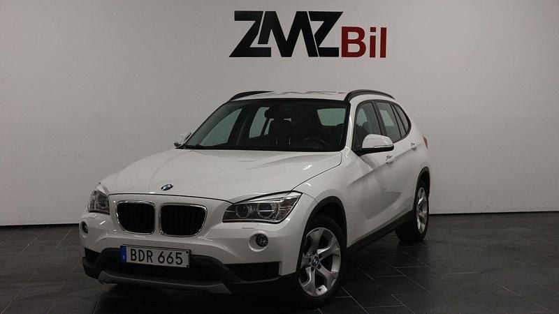 Vit Begagnad 2014 BMW X1 SUV | 99 900 kr (Marknadspris) - Bild 1/4