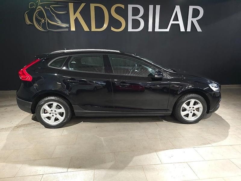 Begagnad Volvo V40 Momentum 120 HK (88 kW) 2016 Svart Halvkombi