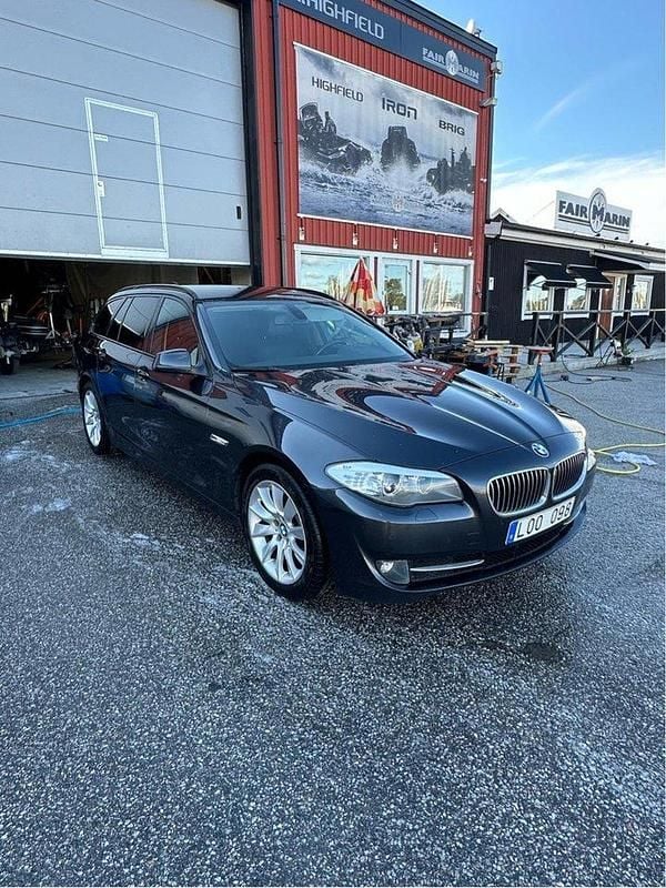 Grå Begagnad 2011 BMW 520 Kombi | 105 000 kr (Marknadspris) - Bild 1/4