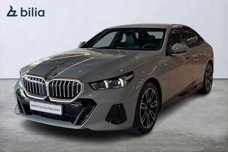 Grå Begagnad 2025 BMW 530e M Sport Sedan | 699 000 kr (Bra pris) - Bild 1/4