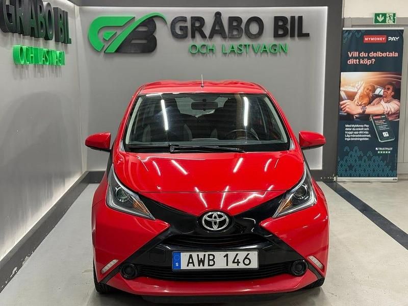 Begagnad Toyota Aygo X-play 69 HK (50 kW) 2015 Röd Halvkombi