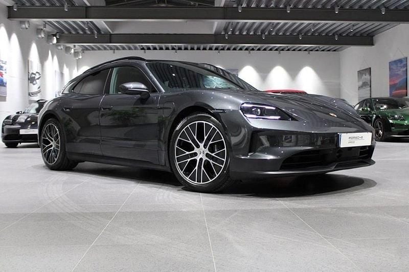 Mörkgrå (volcano grey metallic) Begagnad 2024 Porsche Taycan Sport Turismo Kombi | 995 000 kr - Bild 1/4