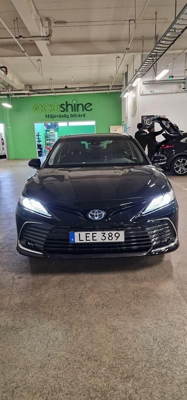 Svart Begagnad 2023 Toyota Camry Hybrid Kombi | 250 000 kr (Bra pris) - Bild 1/4