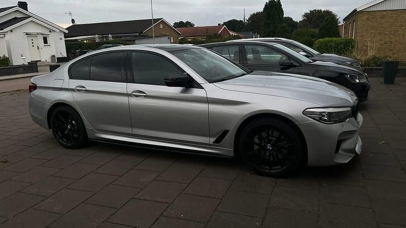 Begagnad 2020 BMW 530 iPerformance Sedan | 349 900 kr (Marknadspris) - Bild 1/4