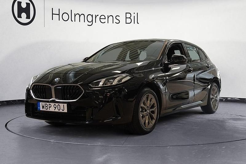 Svart Begagnad 2024 BMW 120 Shadowline Halvkombi | 349 900 kr - Bild 1/4