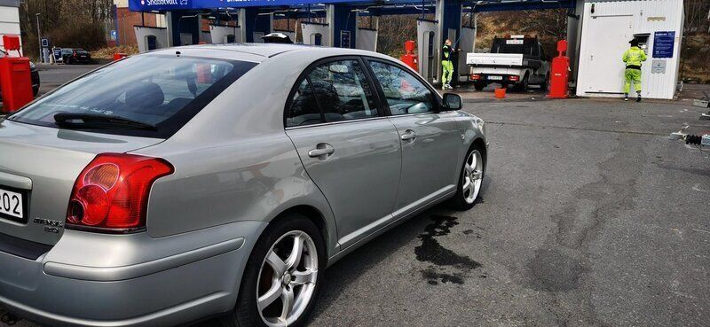 Grön Begagnad 2004 Toyota Avensis Halvkombi | 31 000 kr (Marknadspris) - Bild 1/4