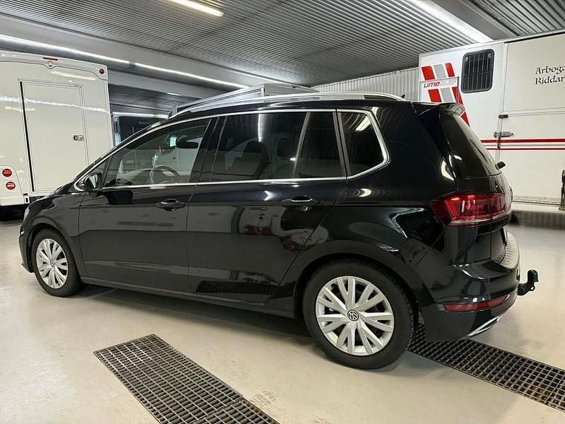 Begagnad VW Golf VII Highline 150 HK (110 kW) 2018 Svart Halvkombi
