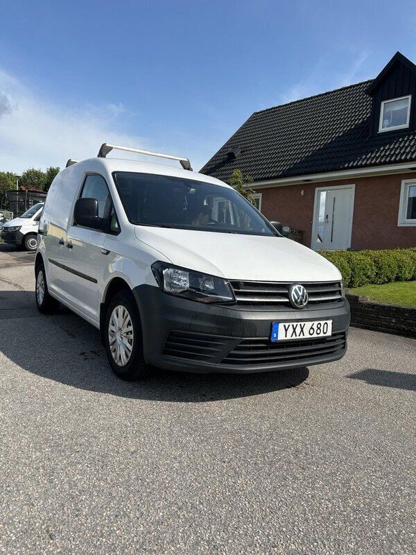 Vit Begagnad 2018 VW Caddy Minibuss | 149 500 kr (Marknadspris) - Bild 1/4