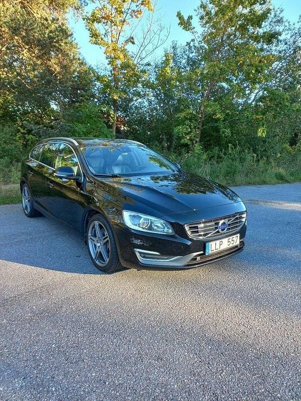 Svart Begagnad 2014 Volvo V60 Summum Kombi | 129 900 kr (Marknadspris) - Bild 1/4