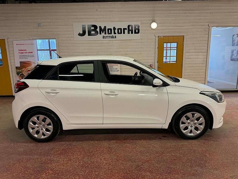 Begagnad Hyundai i20 Comfort 84 HK (61 kW) 2016 Vit Halvkombi