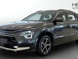 Grå (grey) Ny 2025 Kia Niro SUV | 363 420 kr (Marknadspris)