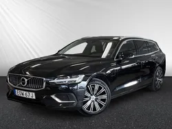 Svart Begagnad 2022 Volvo V60 Kombi | 329 800 kr (Marknadspris)