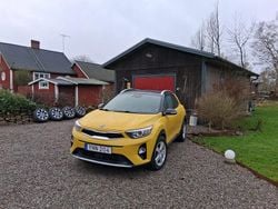Gul med svart tak Begagnad 2018 Kia Stonic SUV | 130 000 kr (Marknadspris)