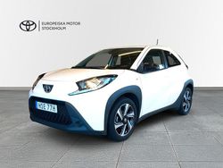 Vit Begagnad 2022 Toyota Aygo Play Halvkombi | 147 900 kr (Bra pris)