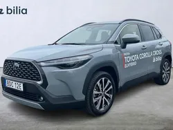 Grå Begagnad 2024 Toyota Corolla Cross Style SUV | 399 000 kr (Marknadspris)
