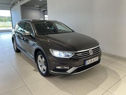 Mörkbrun (black oak brown metallic) Begagnad 2017 VW Passat Alltrack Executive Kombi | 159 900 kr (Marknadspris)