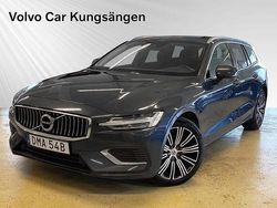 Mörkblå (blå) Begagnad 2022 Volvo V60 Kombi | 289 900 kr (Bra pris)