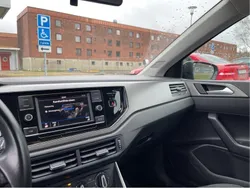 Svart Begagnad 2018 VW Polo Halvkombi | 130 000 kr (Marknadspris)