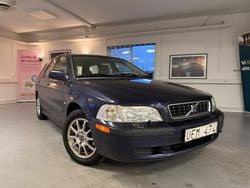 Mörkblå Begagnad 2003 Volvo V40 Kombi | 14 900 kr (Marknadspris)