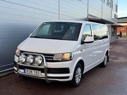 Vit Begagnad 2017 VW Caravelle Comfortline Minibuss | 319 000 kr (Marknadspris)