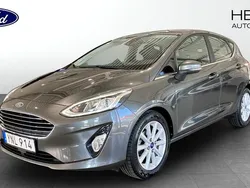 Grå (grey) Begagnad 2017 Ford Fiesta Titanium Halvkombi | 109 900 kr (Marknadspris)