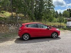 Röd Begagnad 2010 Ford Fiesta Titanium Halvkombi | 38 000 kr (Marknadspris)