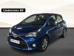 Blå Begagnad 2015 Toyota Yaris Active Halvkombi | 74 900 kr
