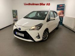Vit Begagnad 2018 Toyota Yaris Hybrid Active Halvkombi | 116 900 kr (Marknadspris)
